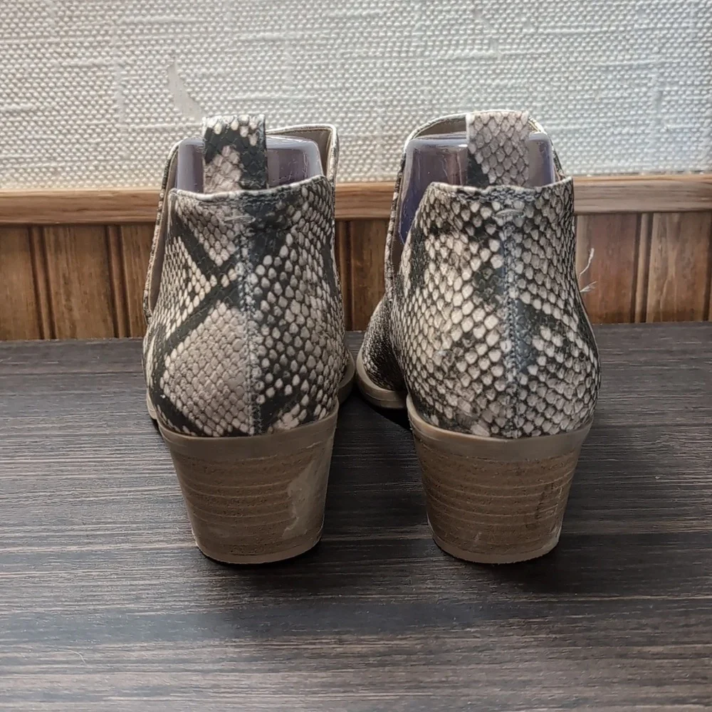 Universal Thread Faux Snakeskin Pointed Chelsea Bootie Size 8